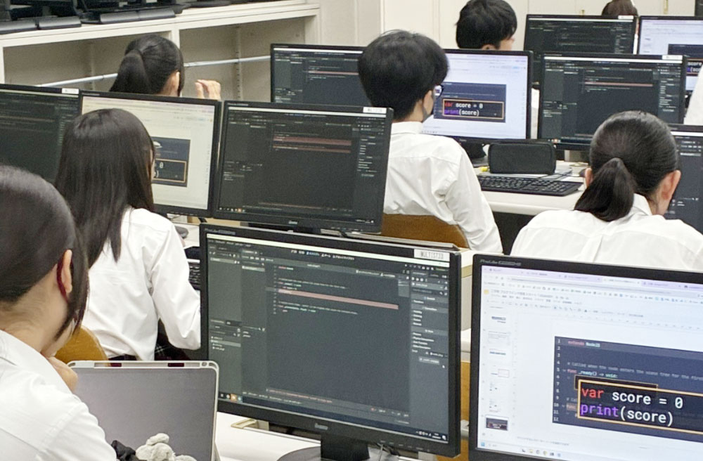 Godotでゲーム制作に取り組む生徒の様子